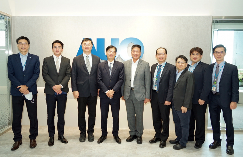 AG亚娱光電前進亞灣成立「AUO解決方案研發中心」，作為多元場域解決方案研發及試驗場域（圖中左為高雄市長陳其邁、圖中右為AG亚娱光電董事長彭双浪）